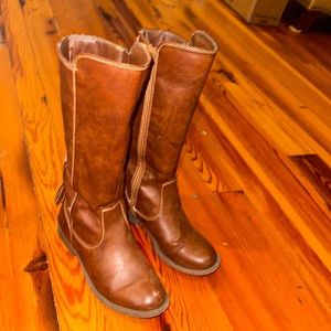 Beautiful girls brown boots 👢